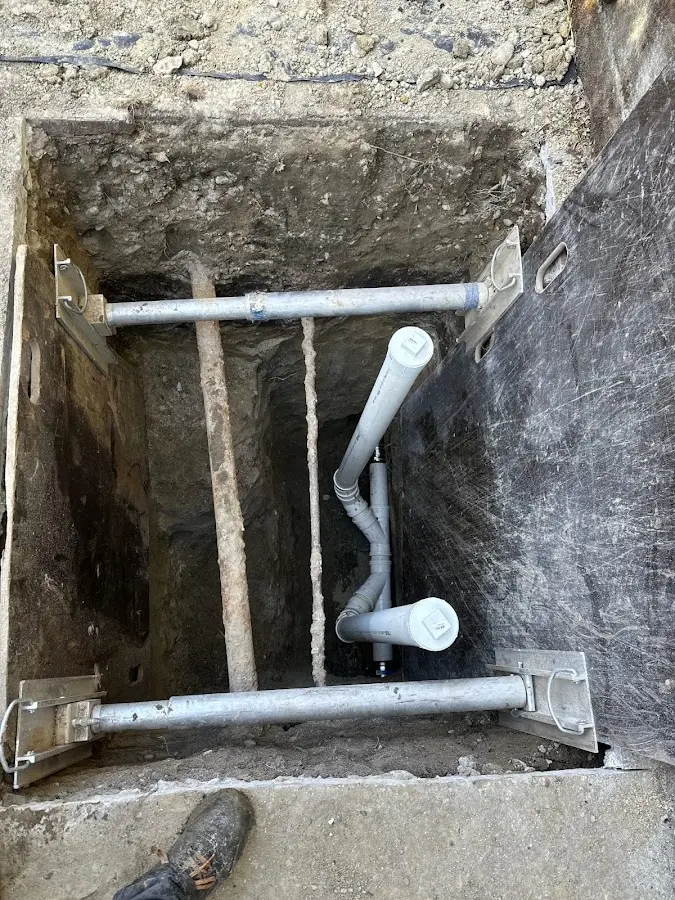 Experienced plumber completing Drain Cleaning work in Urbana